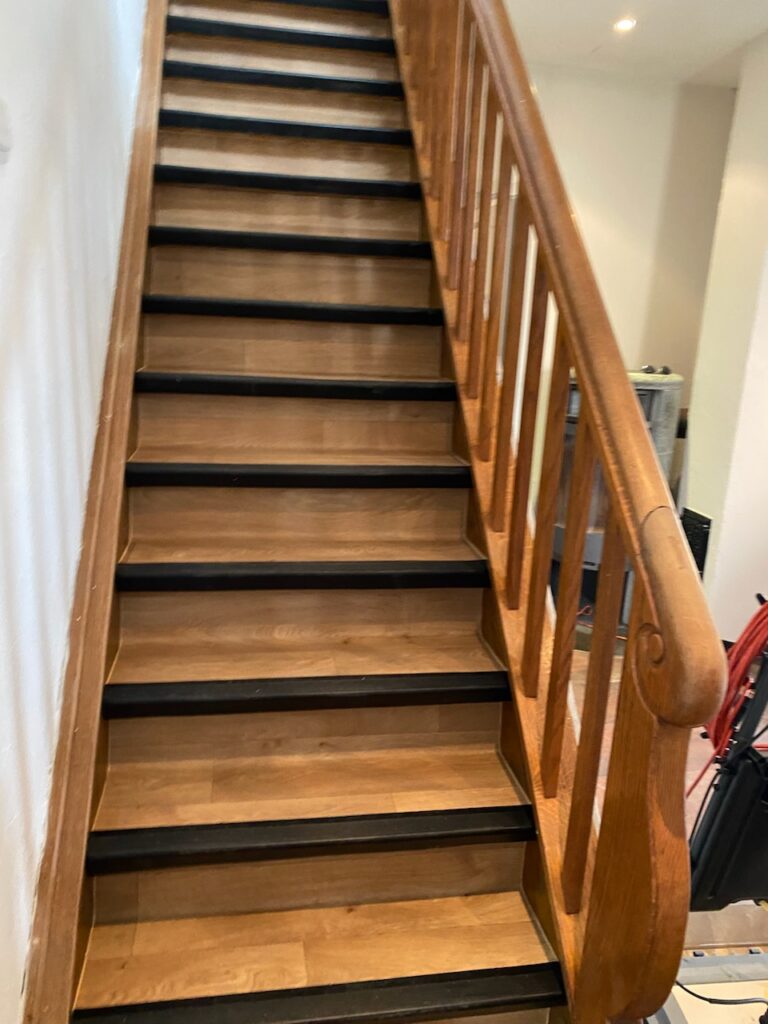 Rénovation d'une pose de cage d'escalier en PVC